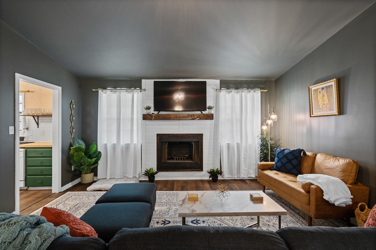 Charming home w/ BBQ grill & outdoor dining — Pensacola, FL — vacation rental