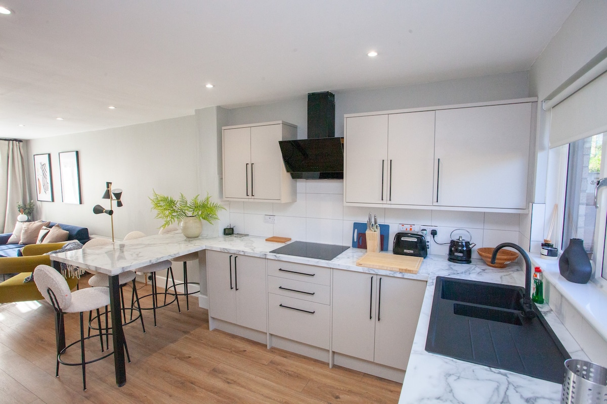 Modern Oasis in Prime Location in Mavisbank Gardens 27 G51 1HD - Property image 7 - VivreStays