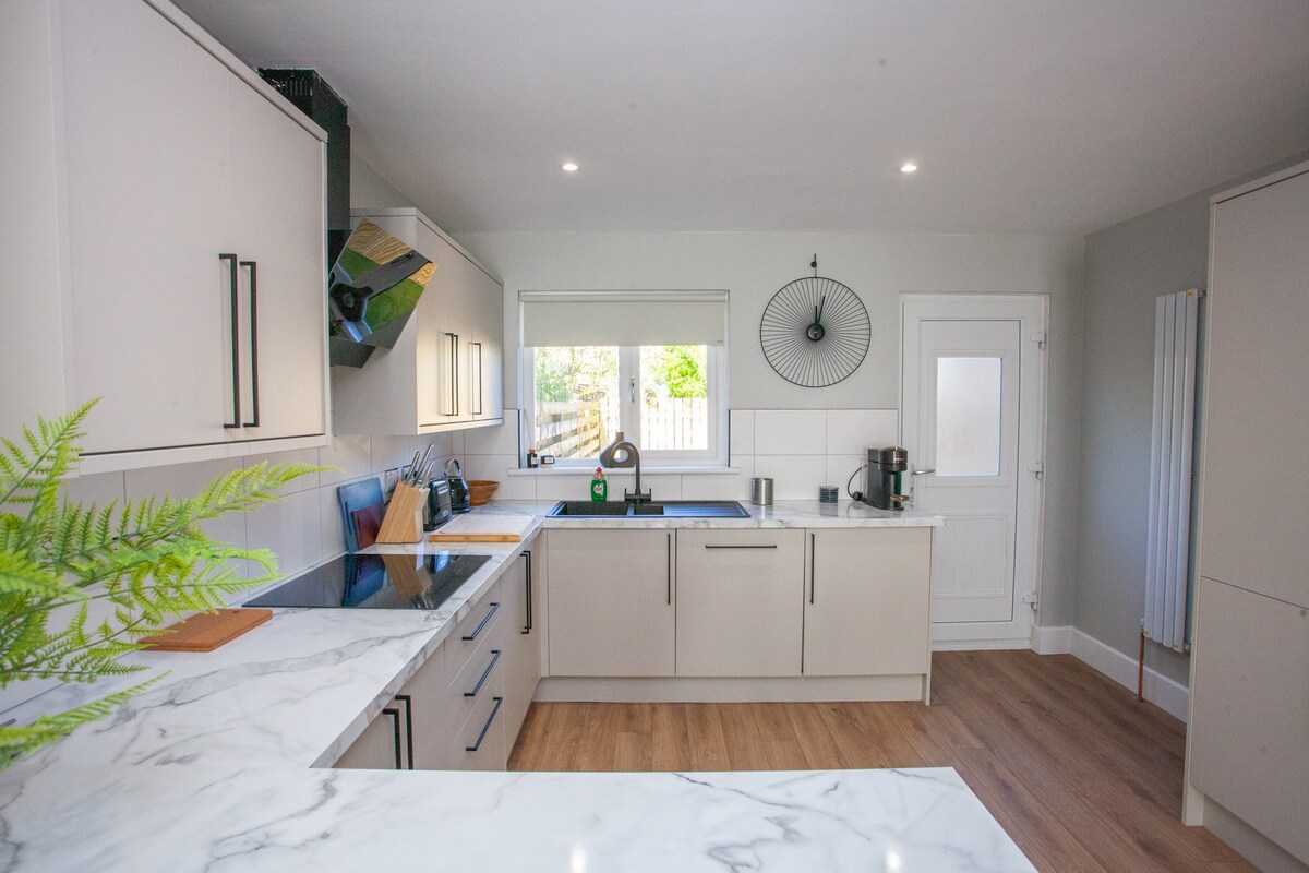 Modern Oasis in Prime Location in Mavisbank Gardens 27 G51 1HD - Property image 3 - VivreStays