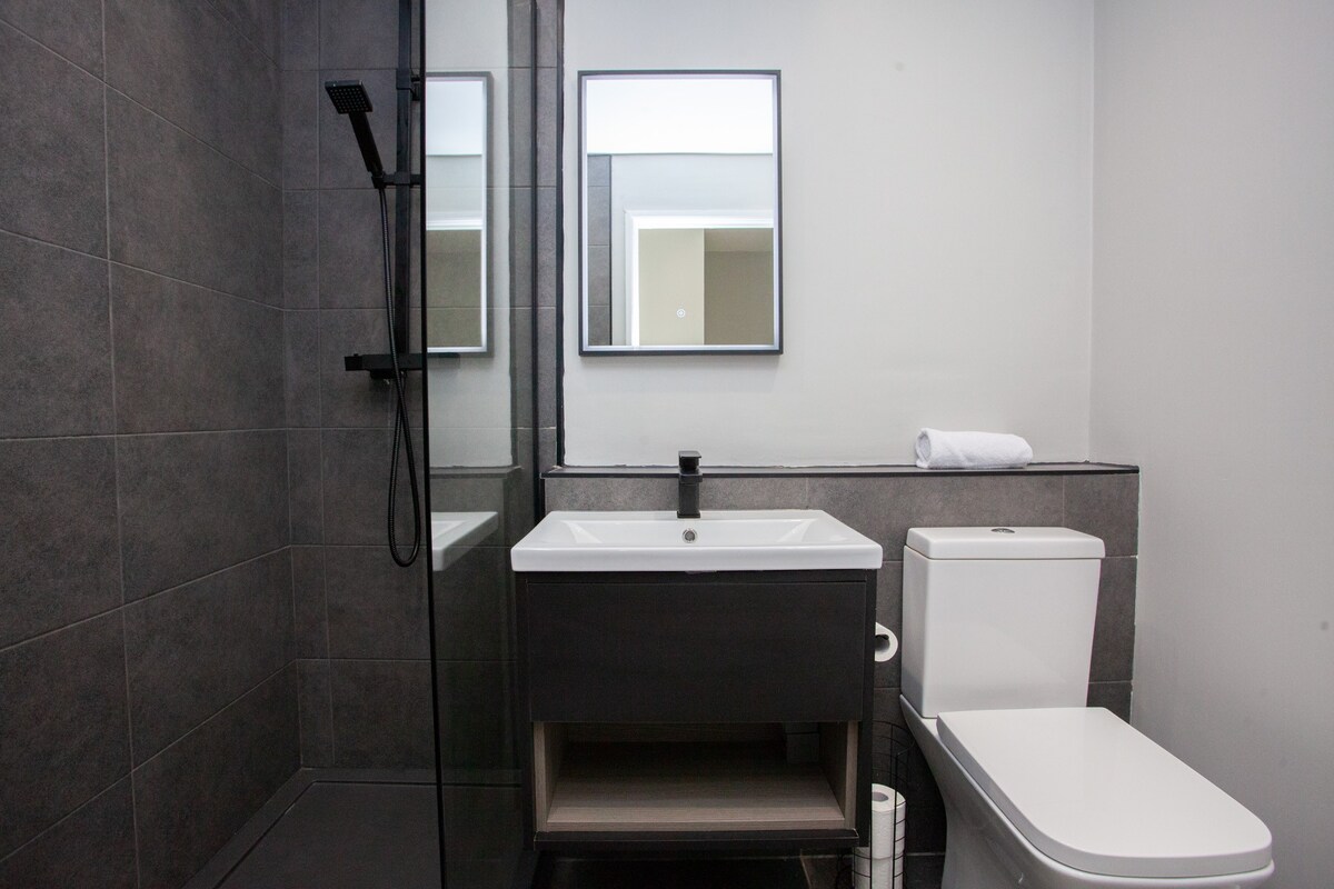 Modern Oasis in Prime Location in Mavisbank Gardens 27 G51 1HD - Property image 15 - VivreStays