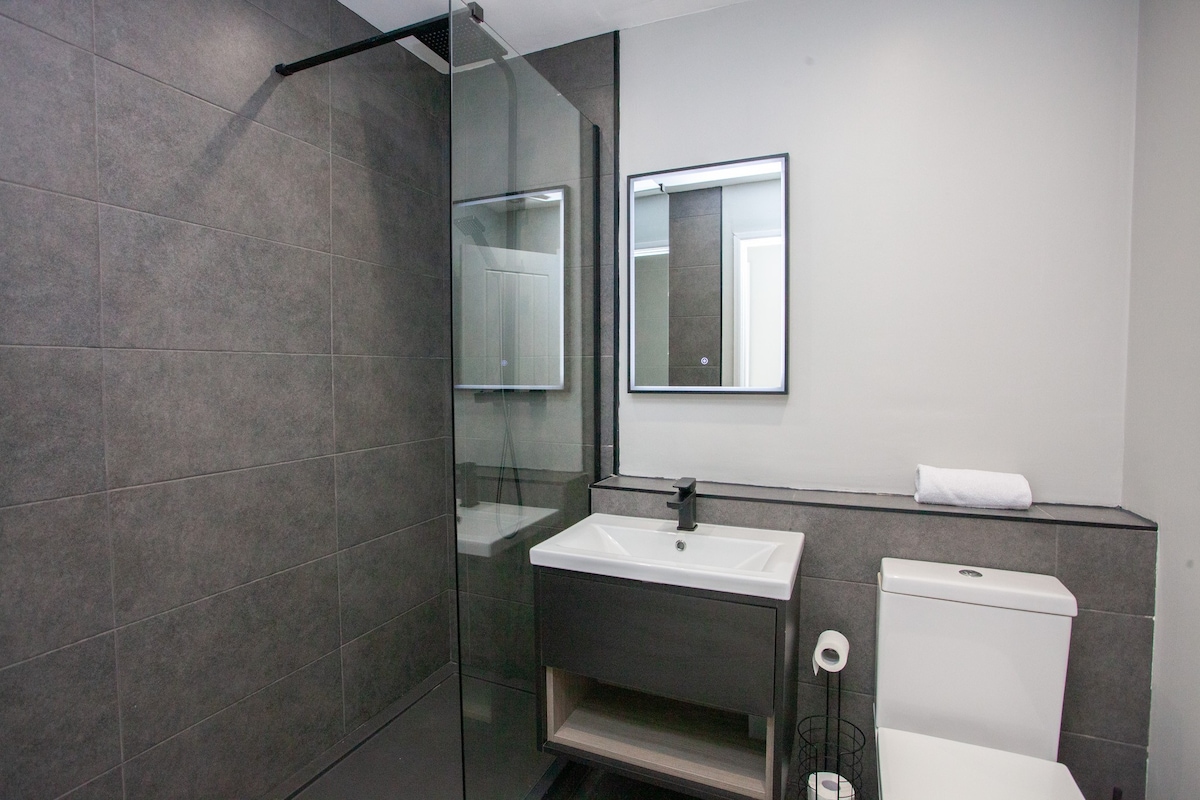 Modern Oasis in Prime Location in Mavisbank Gardens 27 G51 1HD - Property image 16 - VivreStays