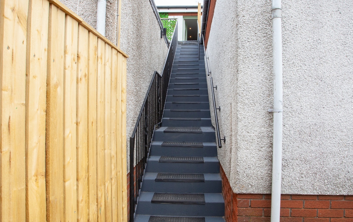 Modern 3 Bed Flat Balloch in 170 Main Street G83 8PN - Property image 29 - VivreStays