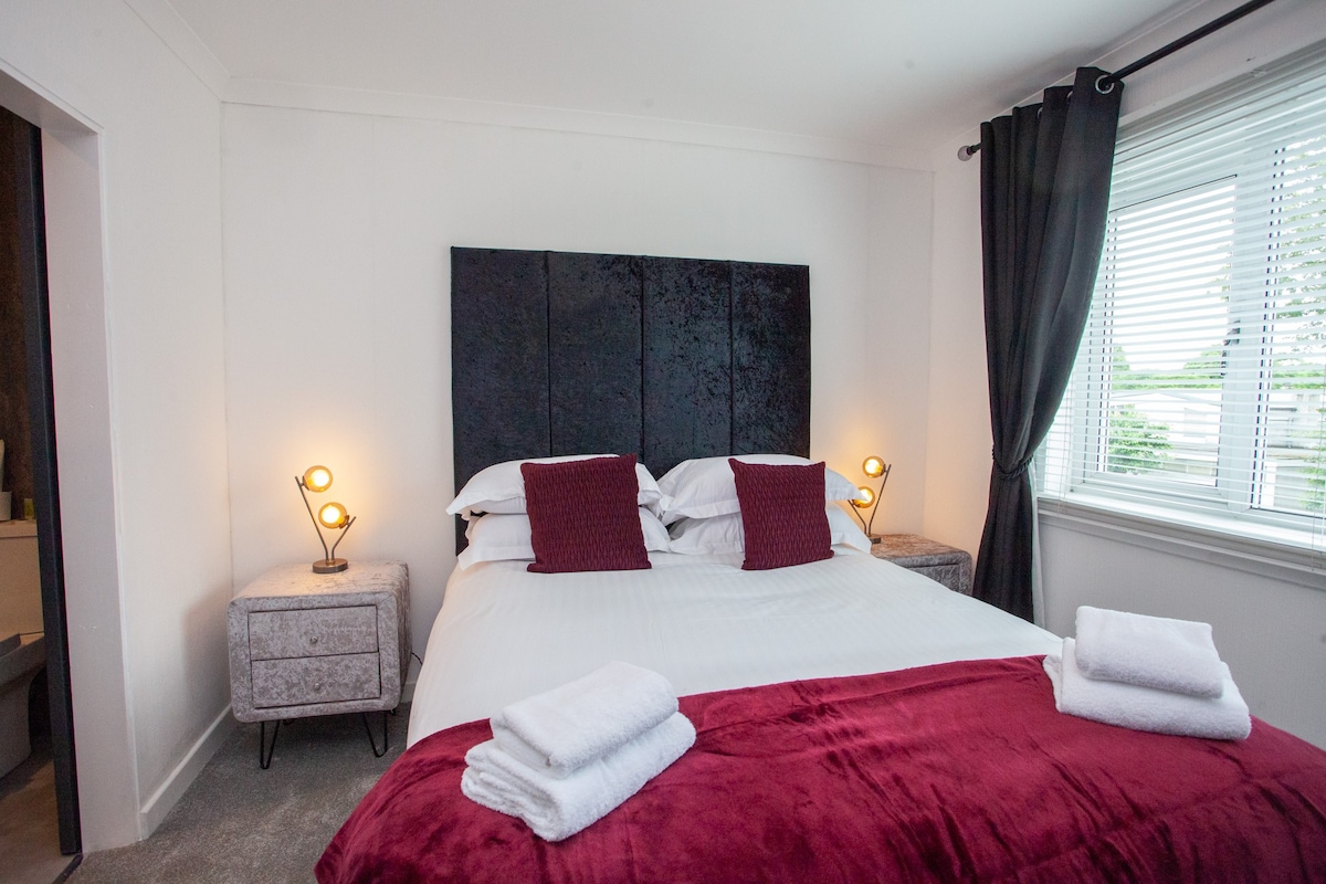 Modern 3 Bed Flat Balloch in 170 Main Street G83 8PN - Property image 12 - VivreStays