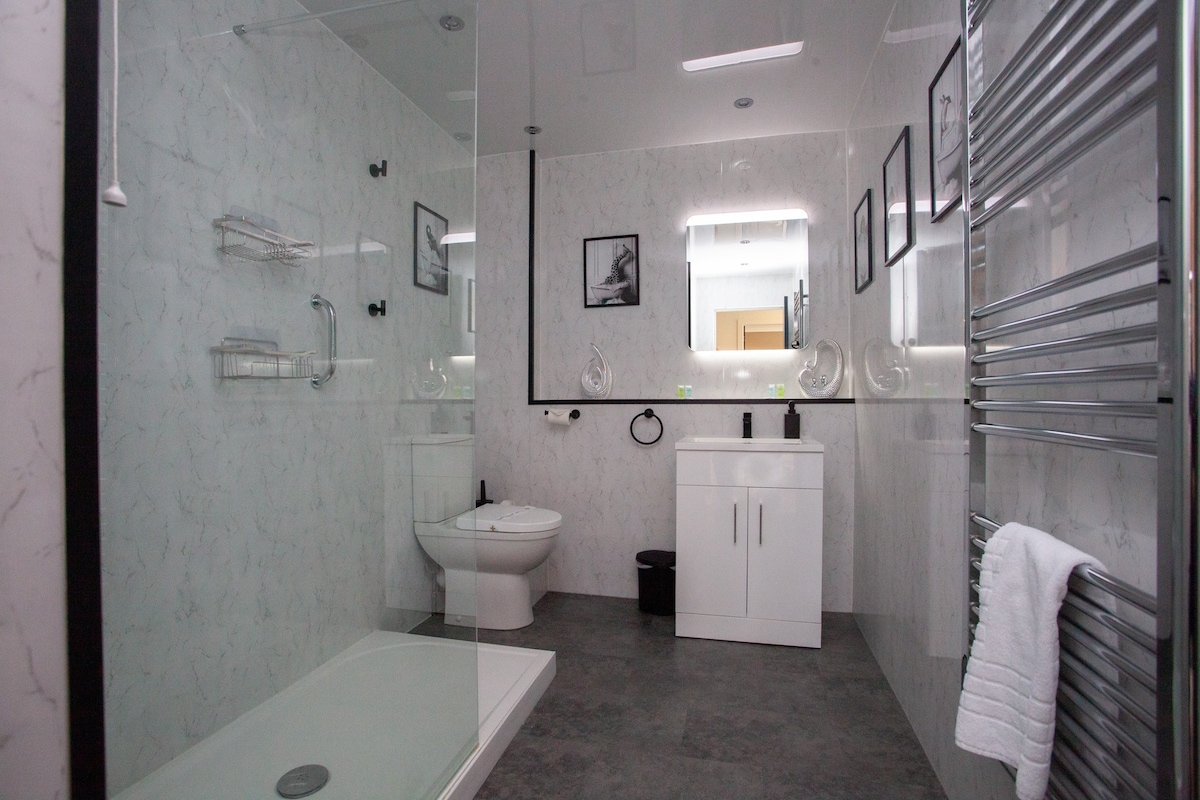 Modern 3 Bed Flat Balloch in 170 Main Street G83 8PN - Property image 19 - VivreStays