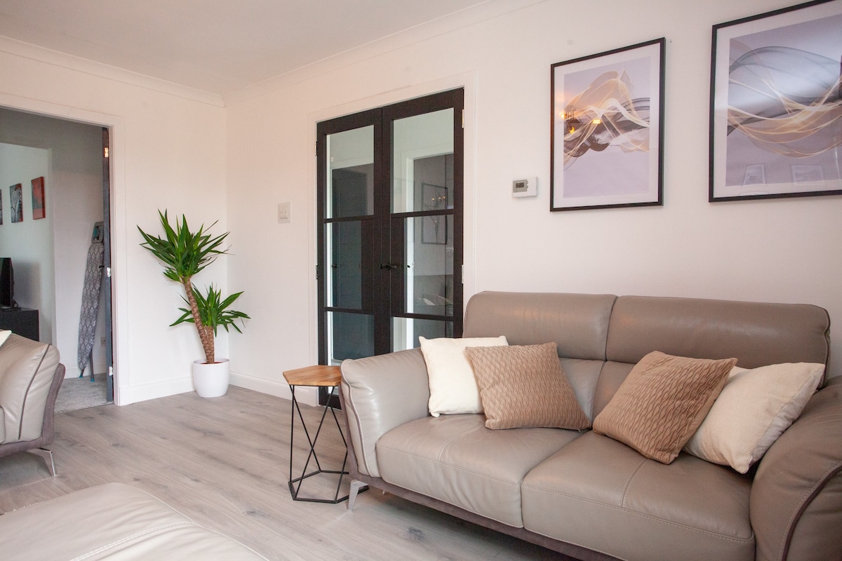 Modern 3 Bed Flat Balloch in 170 Main Street G83 8PN - Property image 3 - VivreStays