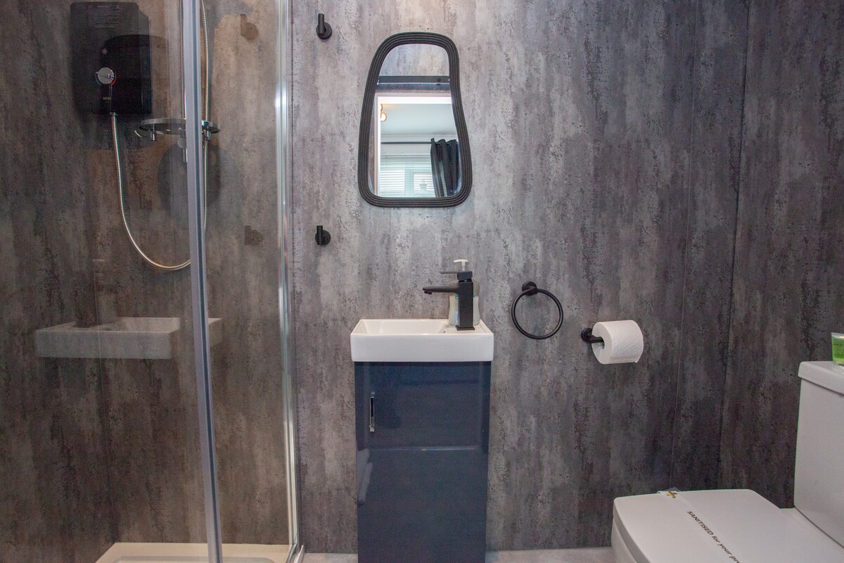 Modern 3 Bed Flat Balloch in 170 Main Street G83 8PN - Property image 15 - VivreStays