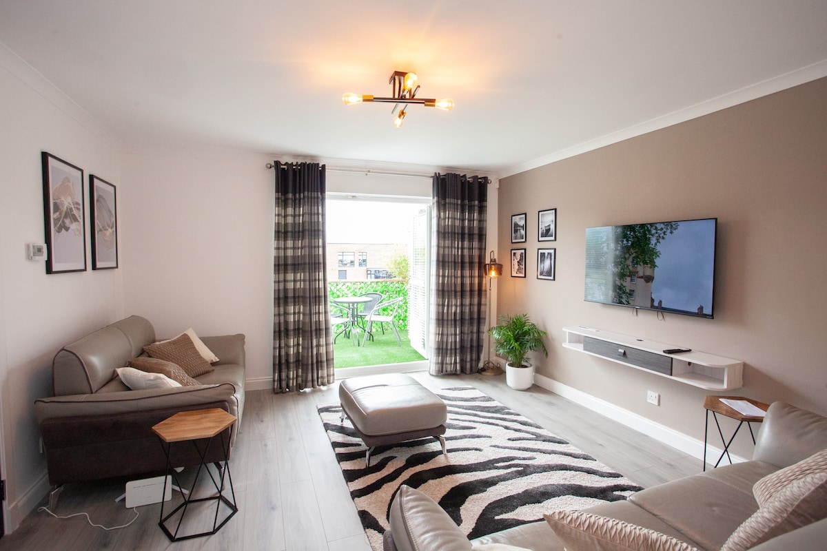 Modern 3 Bed Flat Balloch in 170 Main Street G83 8PN - Property image 2 - VivreStays