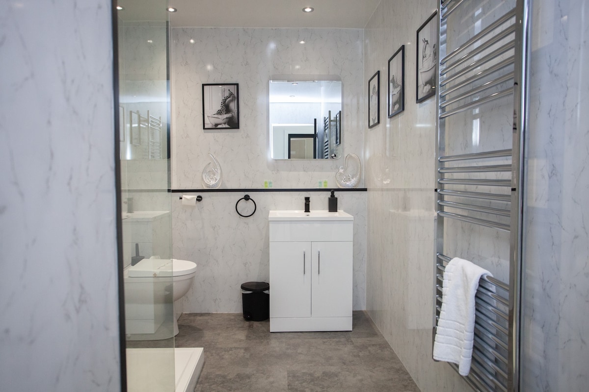 Modern 3 Bed Flat Balloch in 170 Main Street G83 8PN - Property image 20 - VivreStays