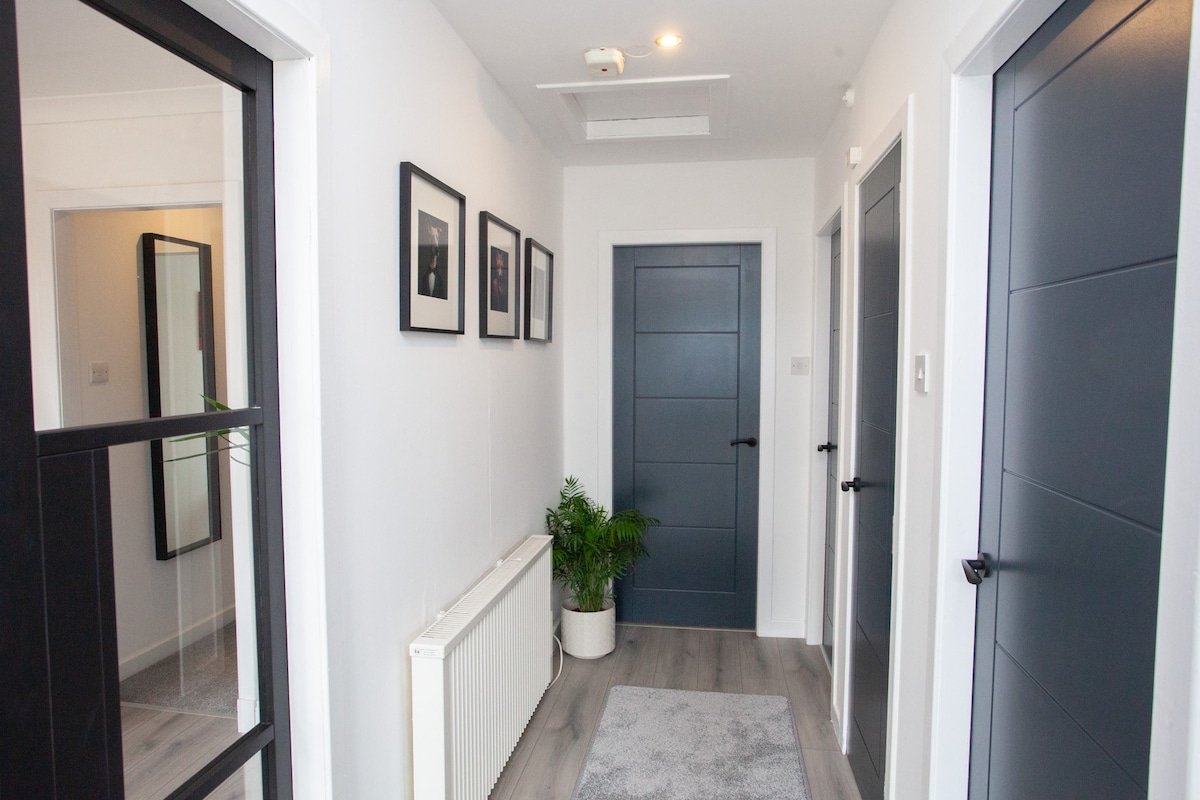 Modern 3 Bed Flat Balloch in 170 Main Street G83 8PN - Property image 5 - VivreStays