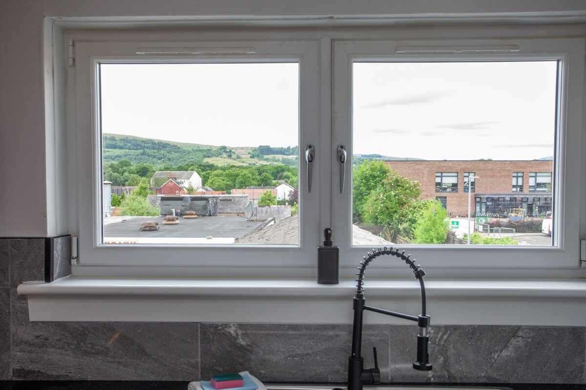 Modern 3 Bed Flat Balloch in 170 Main Street G83 8PN - Property image 10 - VivreStays