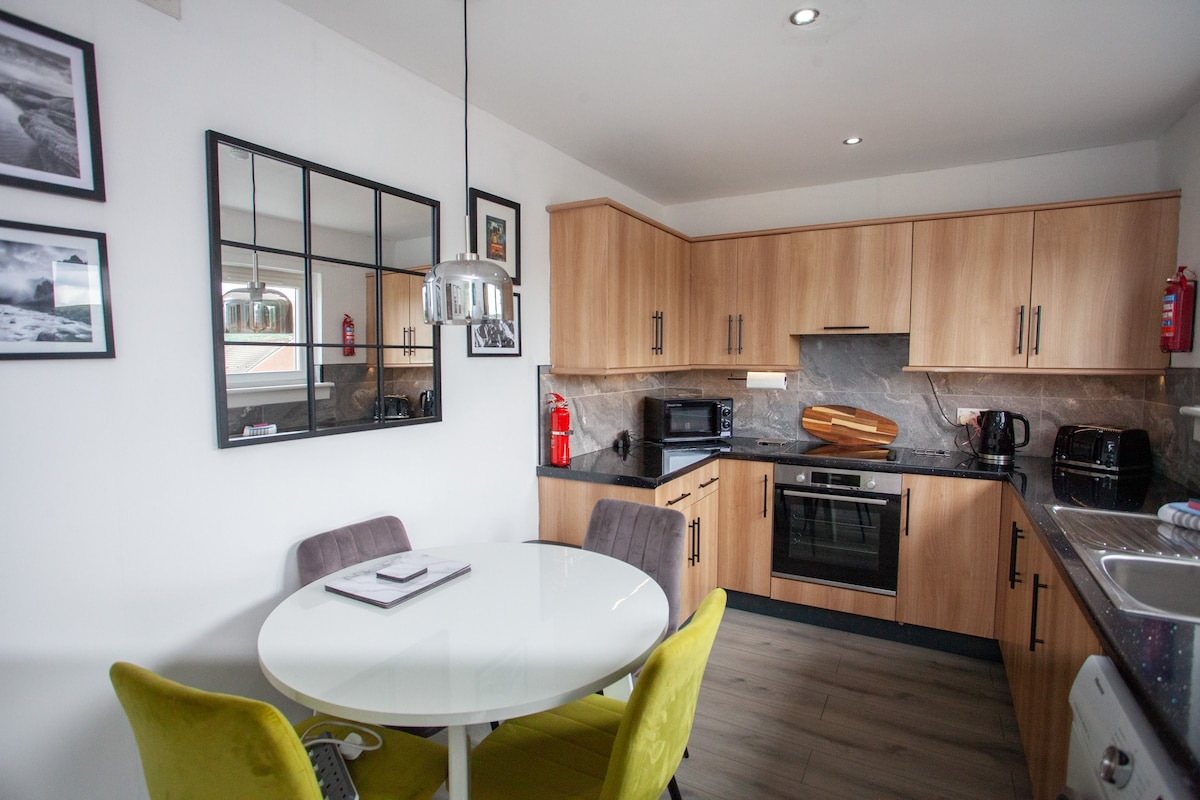 Modern 3 Bed Flat Balloch in 170 Main Street G83 8PN - Property image 8 - VivreStays