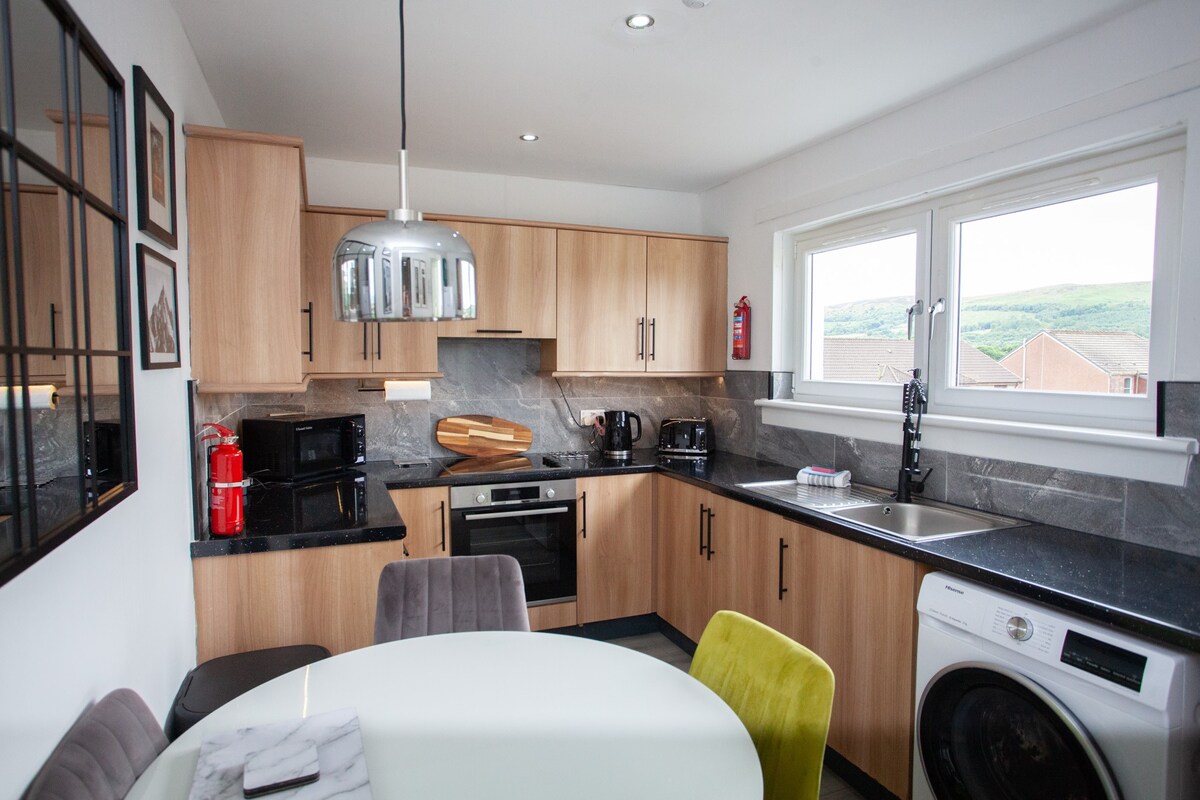 Modern 3 Bed Flat Balloch in 170 Main Street G83 8PN - Property image 9 - VivreStays