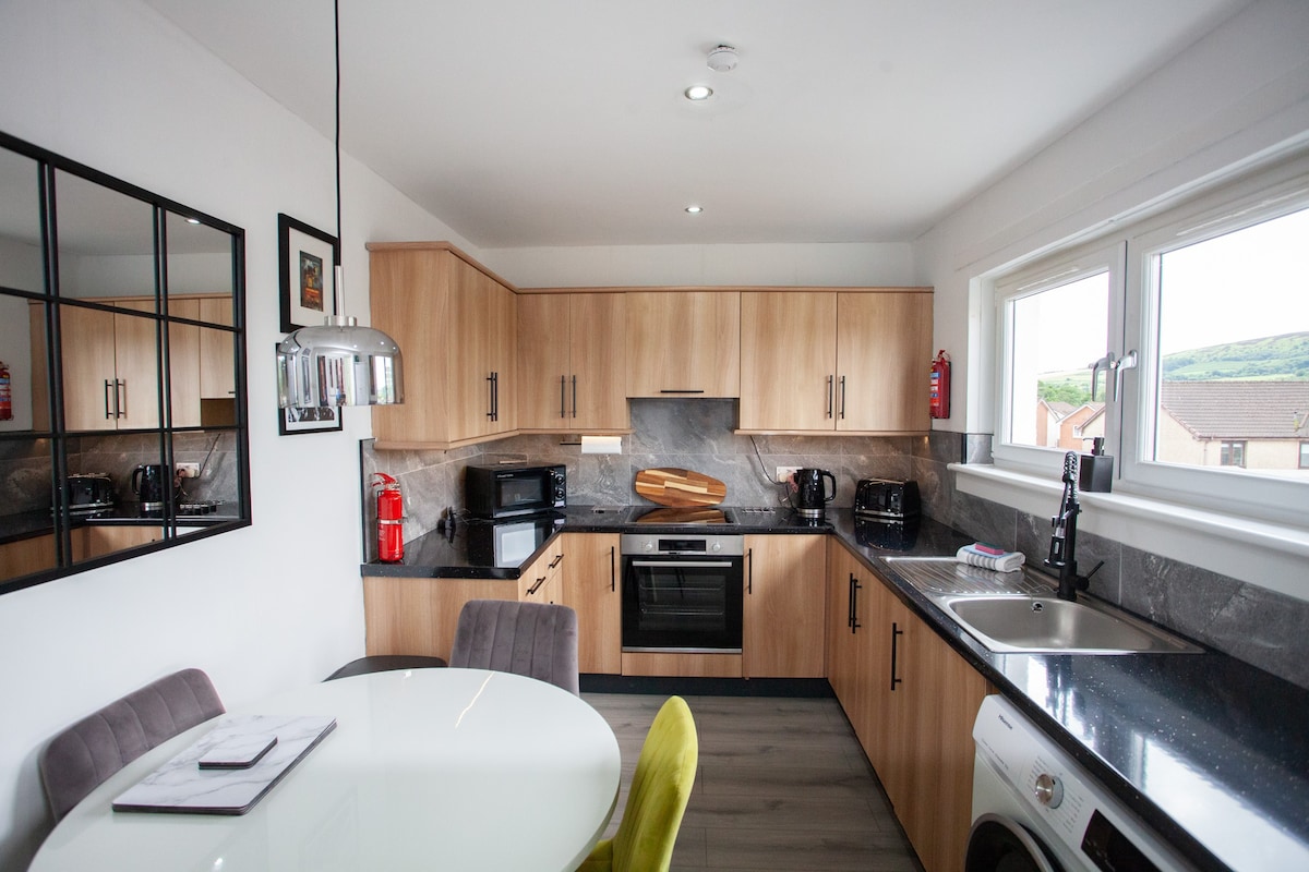 Modern 3 Bed Flat Balloch in 170 Main Street G83 8PN - Property image 7 - VivreStays