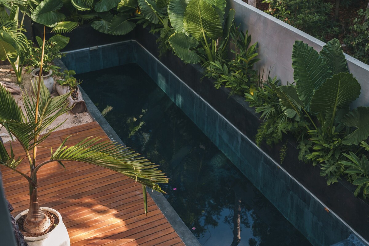 Imposing first-floor pool.