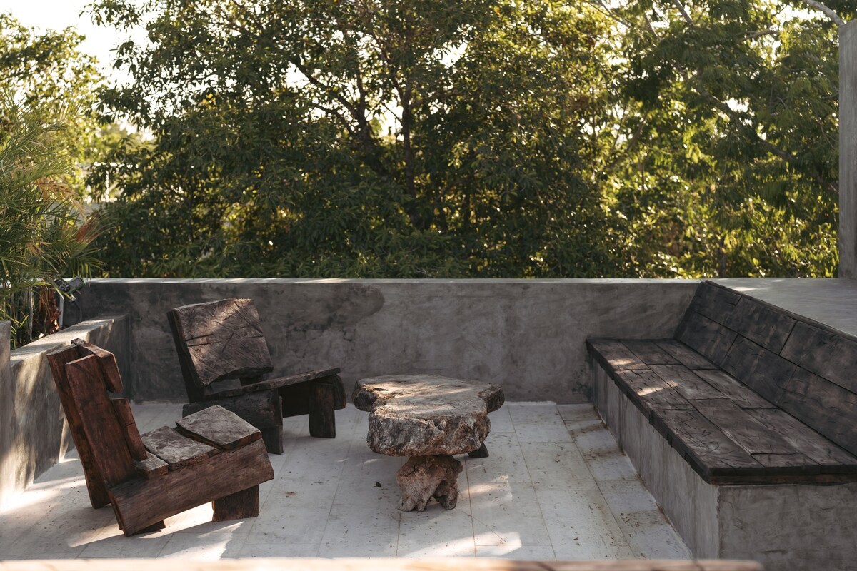 Outdoor furniture to enjoy the terrace and its views.