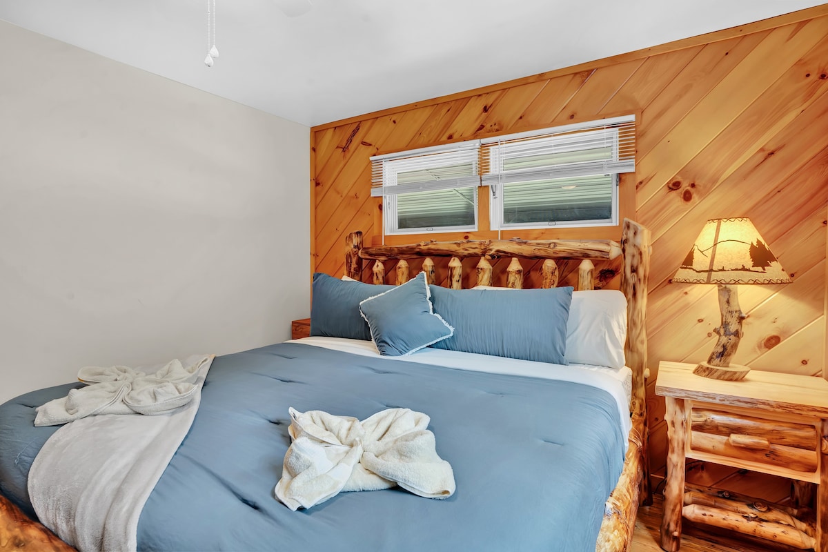 Blue Pine Cabin | Central Pocono Modern w/ Hot Tub