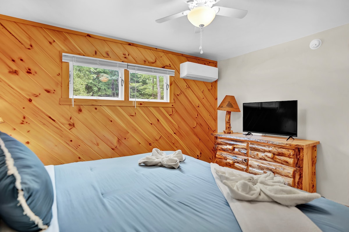 Blue Pine Cabin | Central Pocono Modern w/ Hot Tub