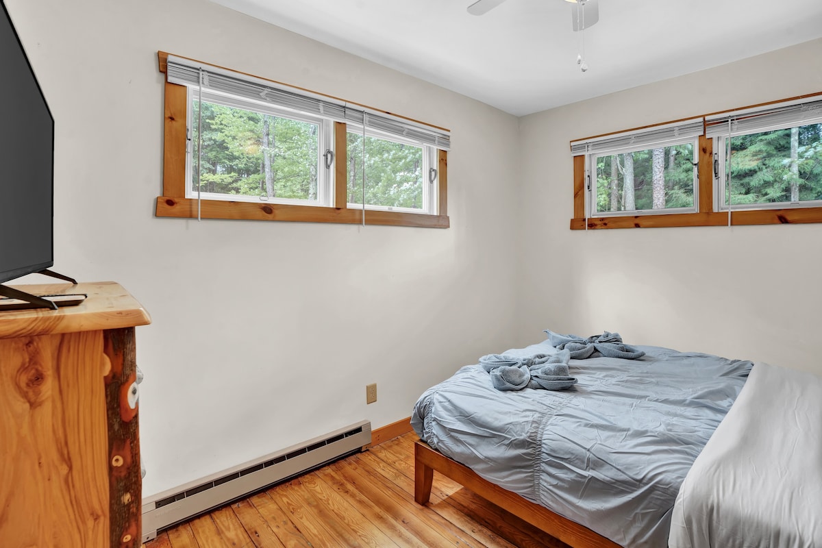 Blue Pine Cabin | Central Pocono Modern w/ Hot Tub