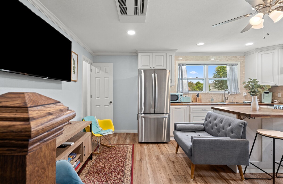 Cozy 1BR home w/ backyard & workspace — Pensacola, FL — vacation rental