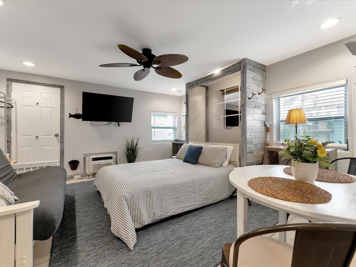 Walk 2 minutes to the Beach! Enjoy the Heated Pool — Clearwater, FL — vacation rental