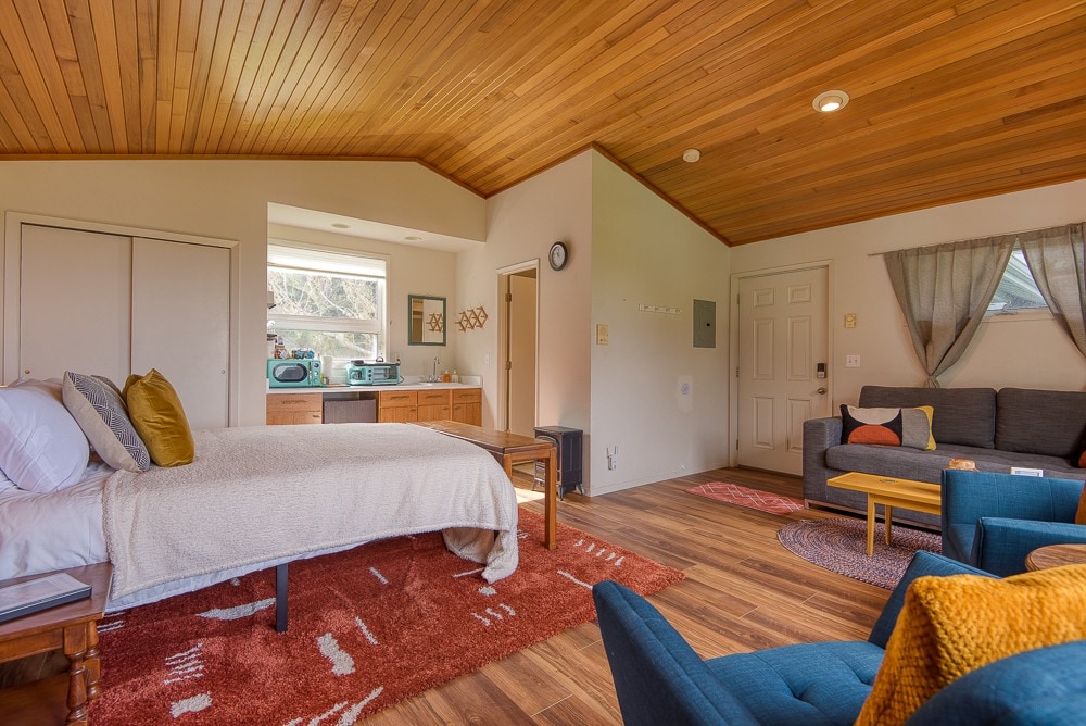 #StayinMyDistrict Cape Arago Studio Suite — Coos Bay, OR — vacation rental