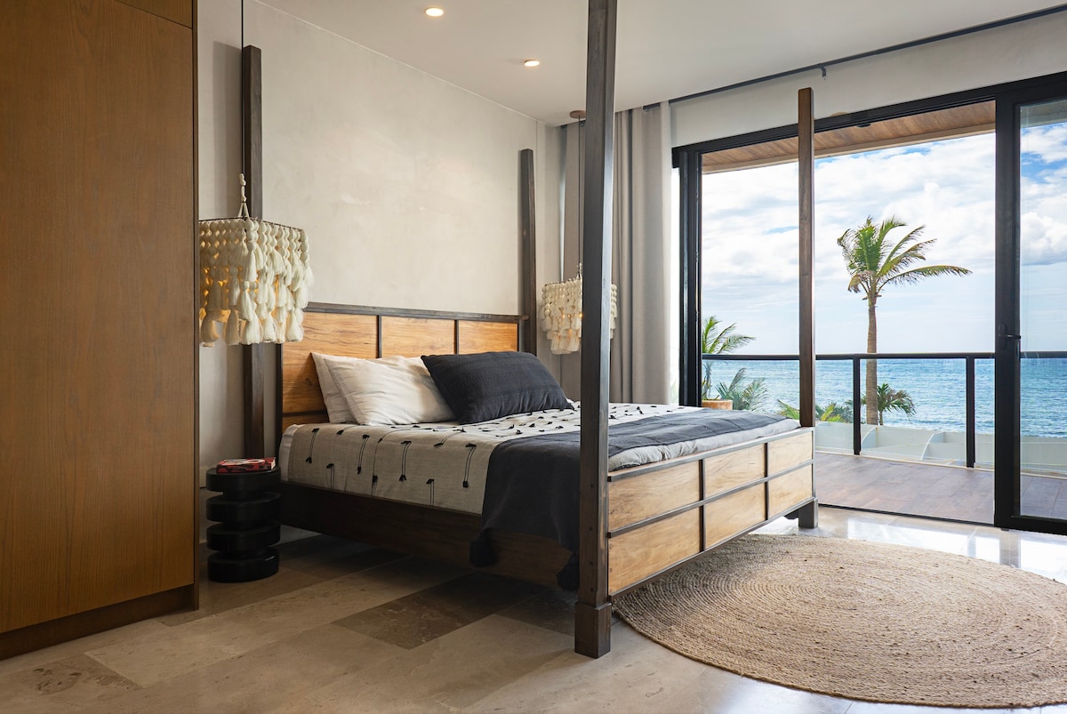 Bedroom with a spacious king-size bed. Impressive ocean view.