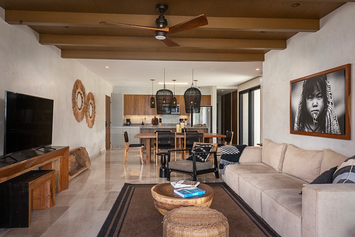 Living room, dining room, and kitchen, fully equipped.