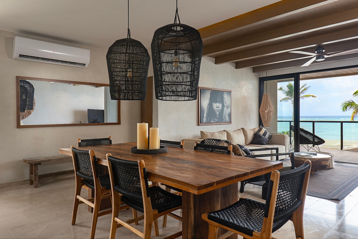 Dining room with spectacular ocean view.