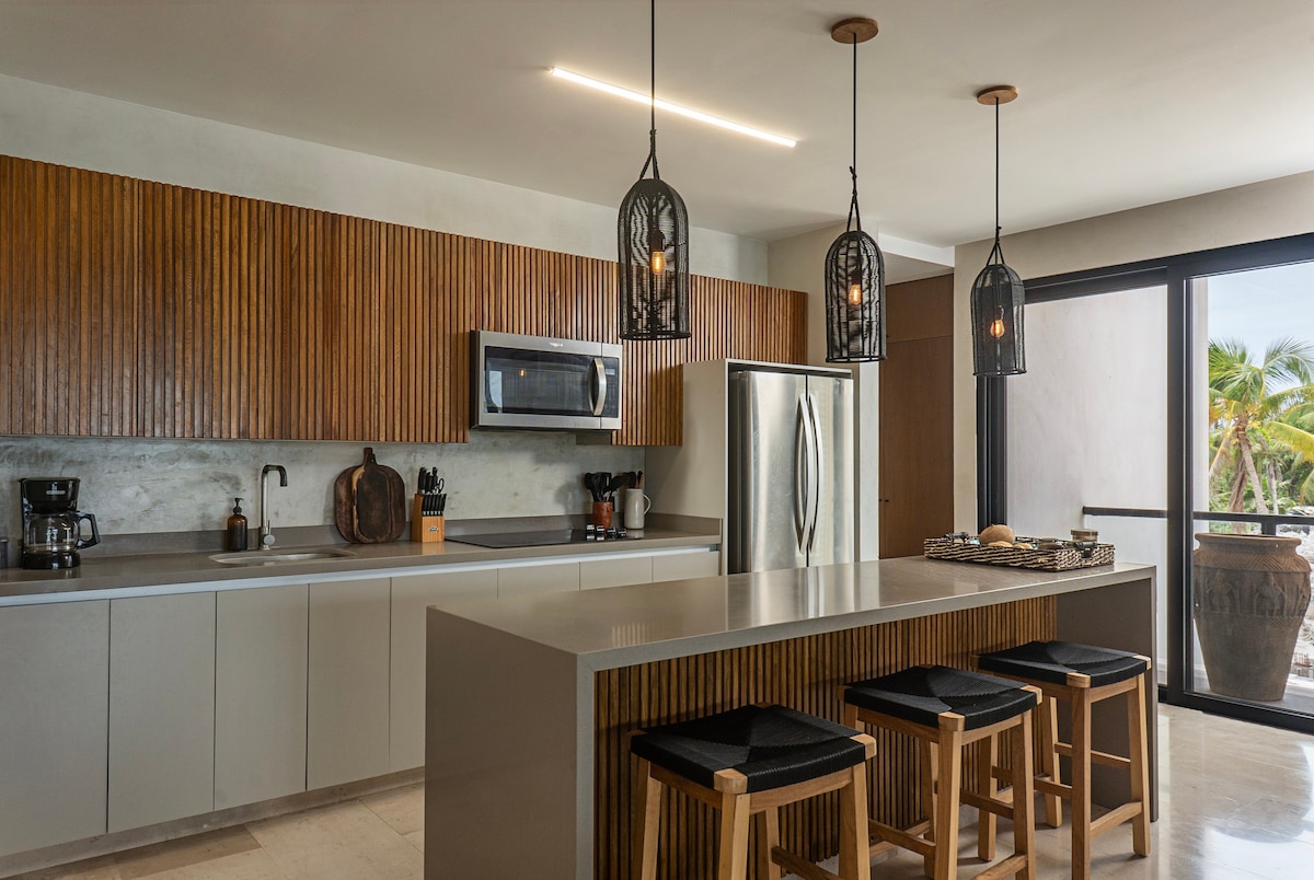 Modern, fully equipped kitchen.