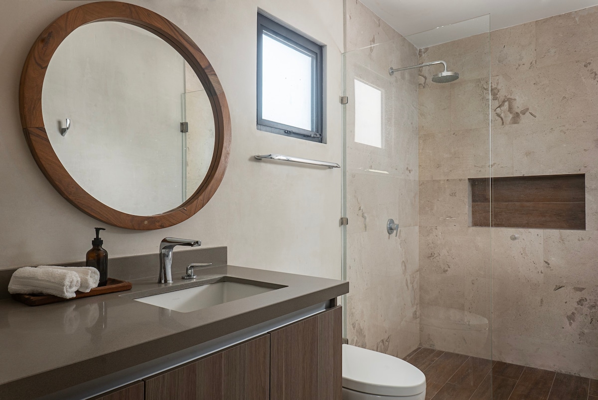 Full bathroom in the double bedroom.
