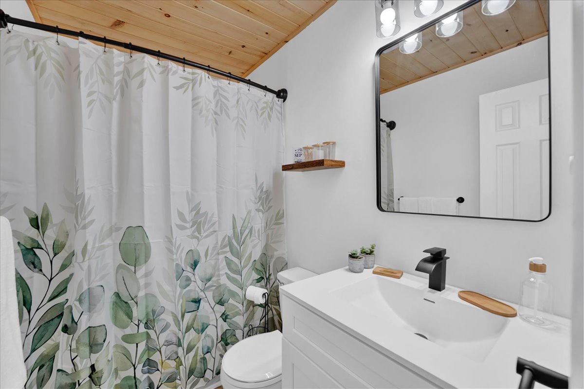 Modern Pocono Chalet | Vaulted Ceilings | Hot Tub