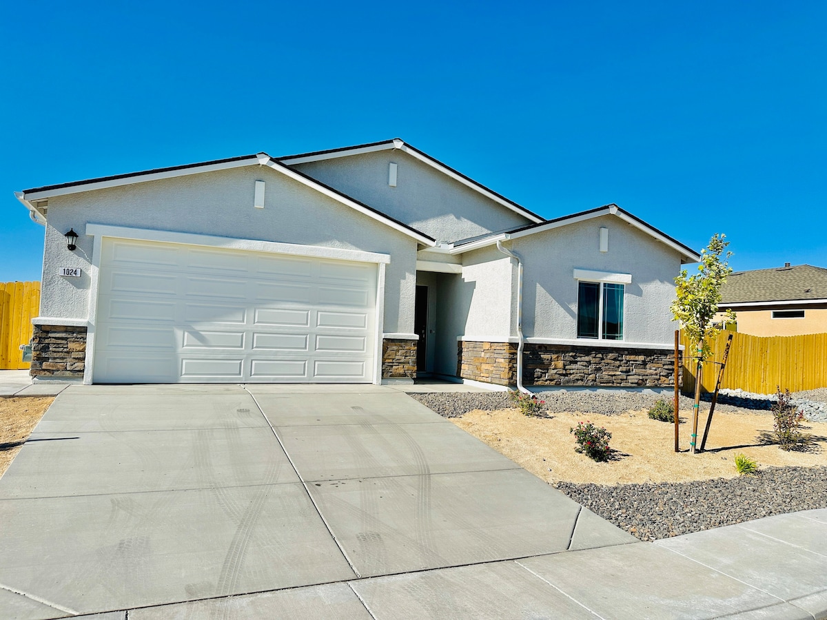 Fernley House-20 Min to USA Pkwy/Pets Welcome/4BR/ Sleeps 11 — Fernley, NV — vacation rental