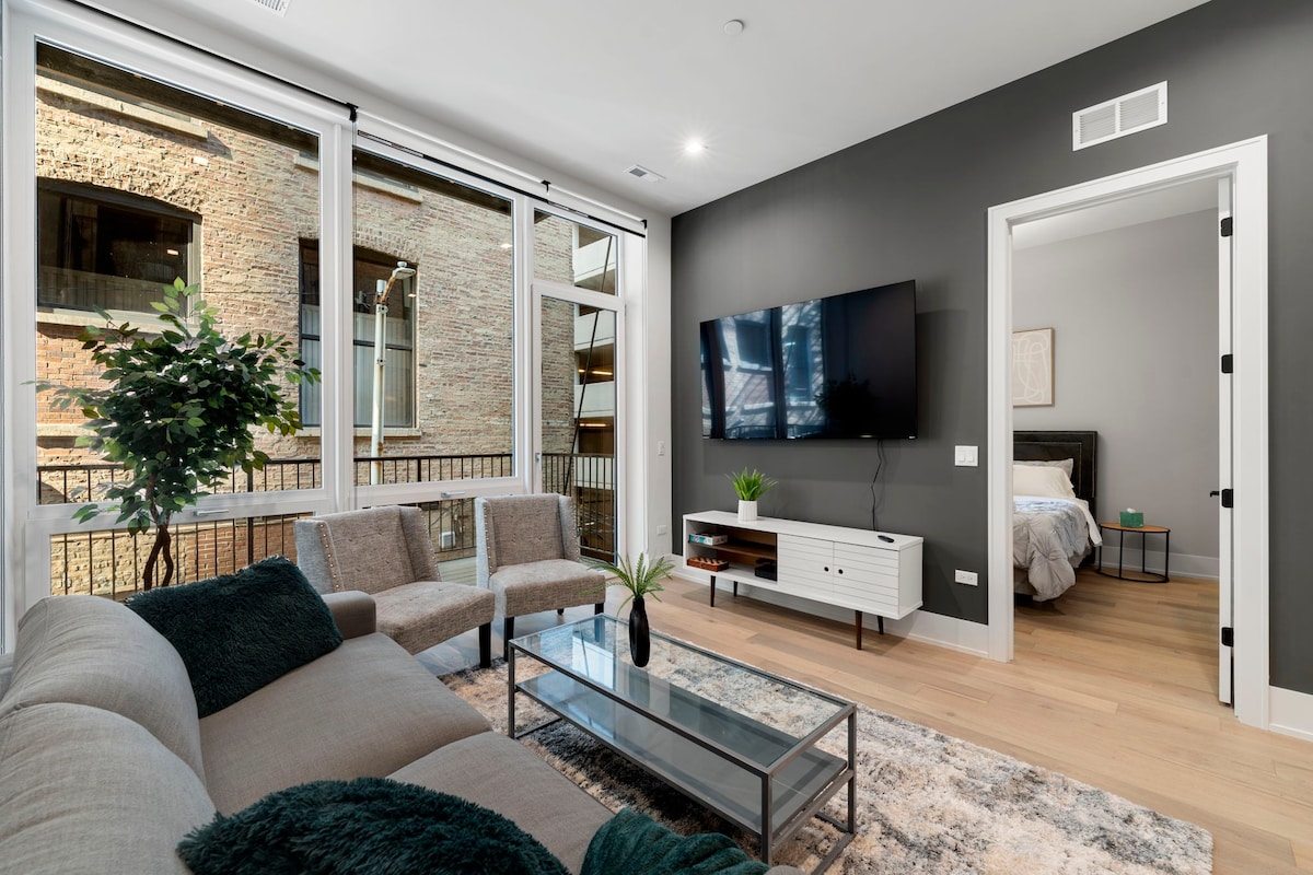 Chic River North 2BD Condo with Parking & Balcony — Chicago, IL — vacation rental