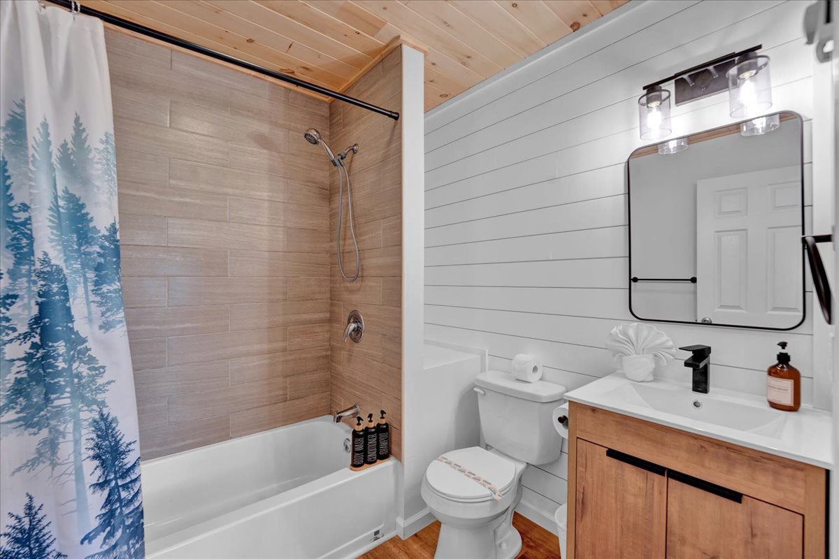 Pocono Spacious Charmer | Firepits | Pickleball 