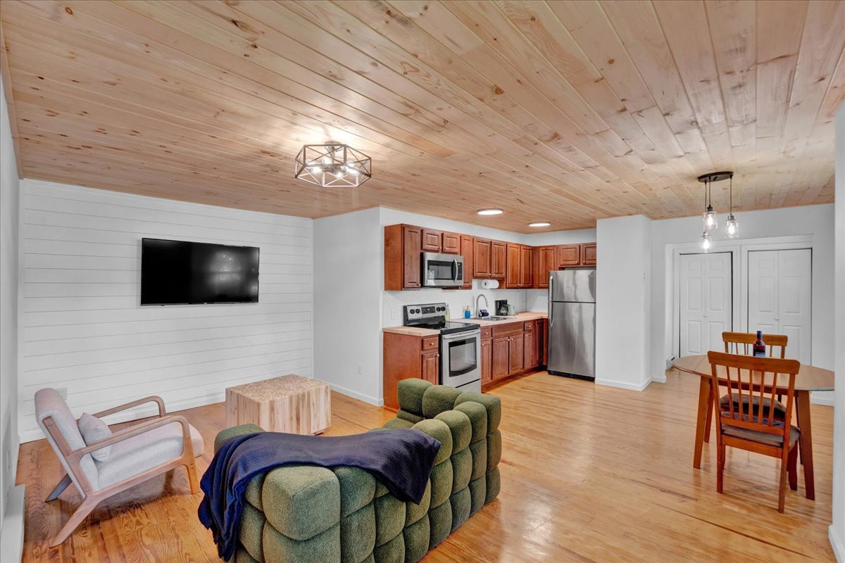 Pocono Spacious Charmer | Firepits | Pickleball — Monroe County, PA — vacation rental