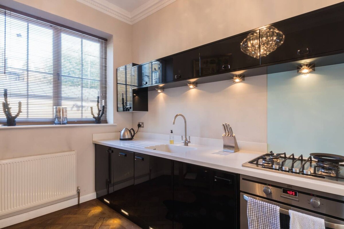 Stylish 1-bed with a Roof Terrace in Park Walk 7A SW10 0AJ - Property image 8 - VivreStays