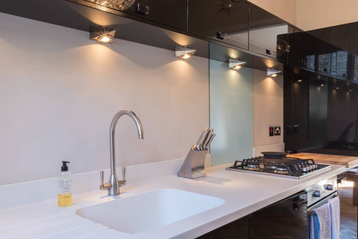 Stylish 1-bed with a Roof Terrace in Park Walk 7A SW10 0AJ - Property image 9 - VivreStays