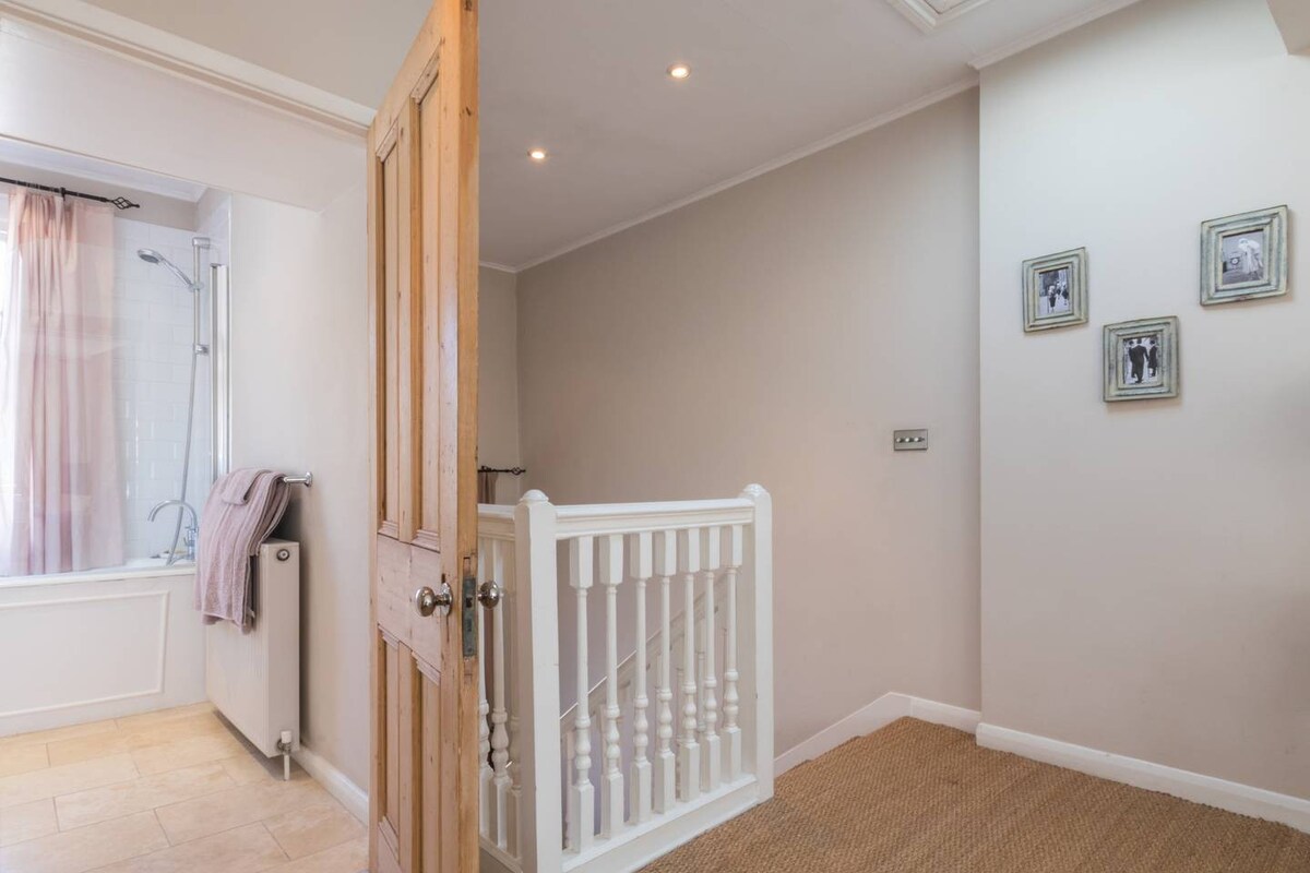 Stylish 1-bed with a Roof Terrace in Park Walk 7A SW10 0AJ - Property image 11 - VivreStays