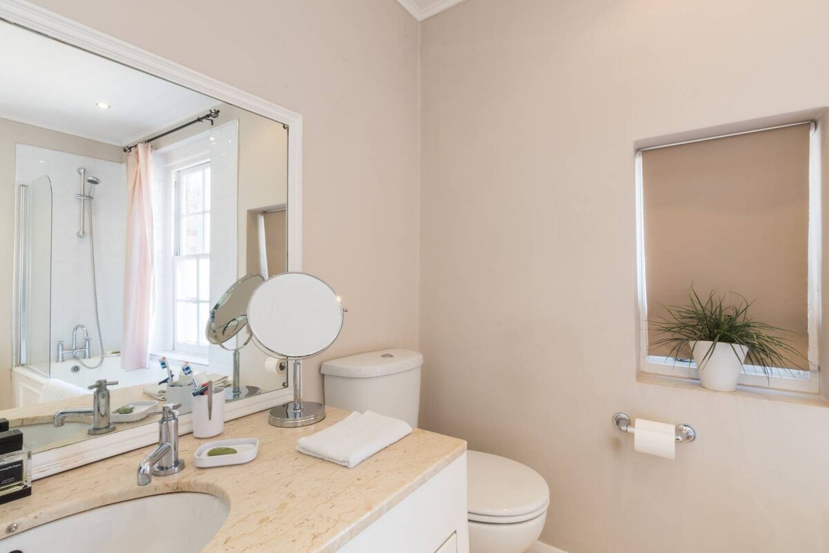 Stylish 1-bed with a Roof Terrace in Park Walk 7A SW10 0AJ - Property image 12 - VivreStays