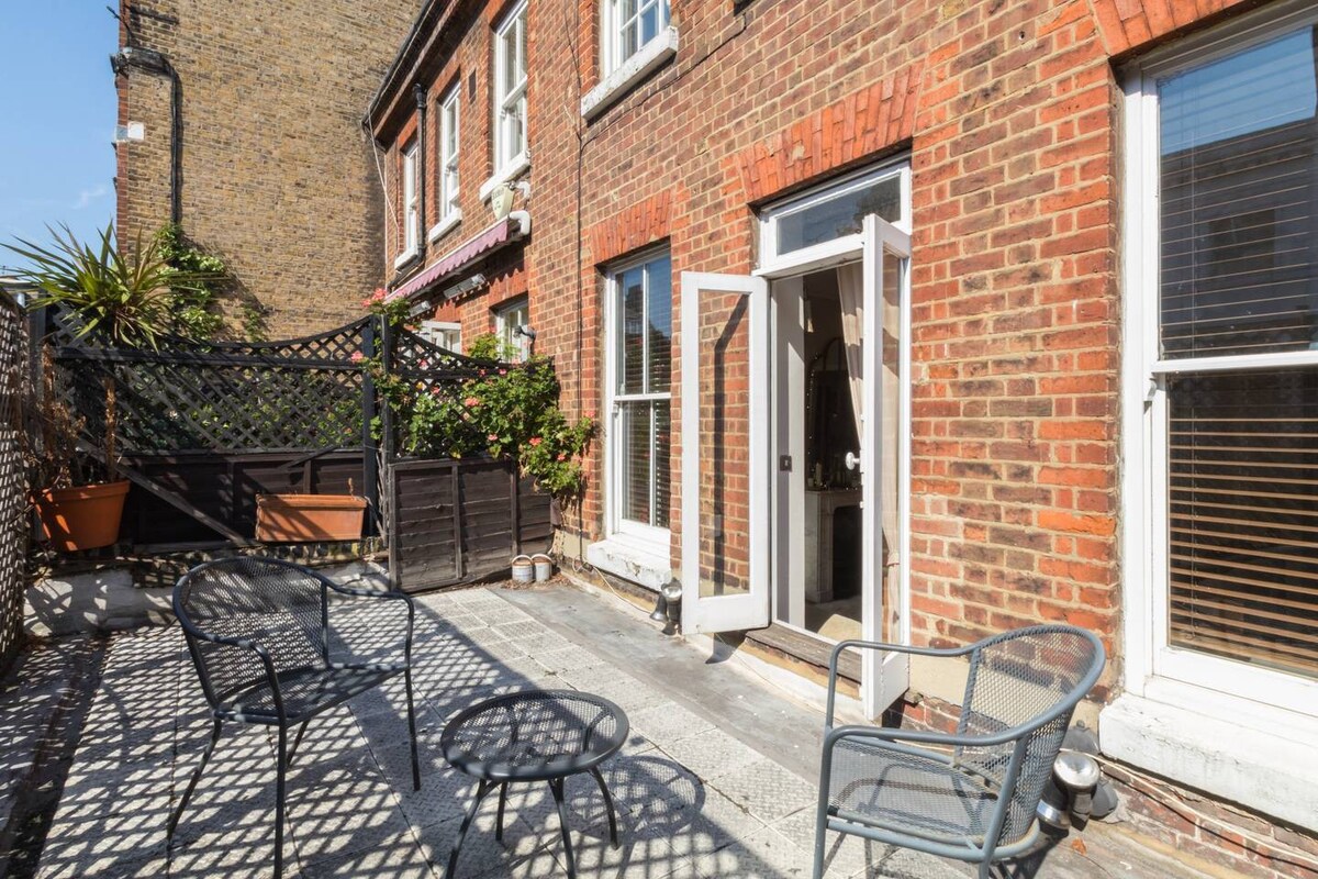 Stylish 1-bed with a Roof Terrace in Park Walk 7A SW10 0AJ - Property image 27 - VivreStays