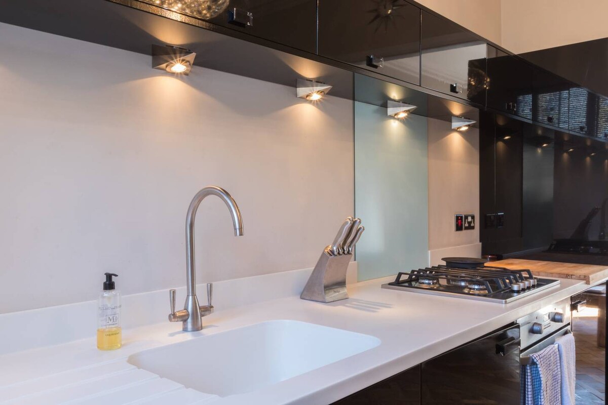 Stylish 1-bed with a Roof Terrace in Park Walk 7A SW10 0AJ - Property image 40 - VivreStays