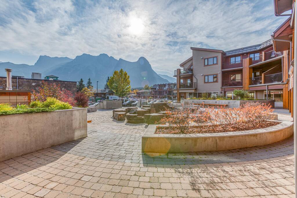 Top Floor, Amazing Views, Recently Renovated