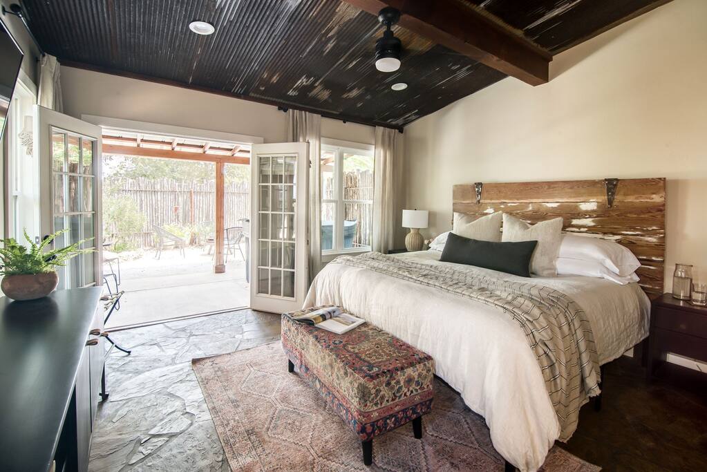 Modern Guesthouse W/ Hot Tub + Fireplace - Fredericksburg, TX
