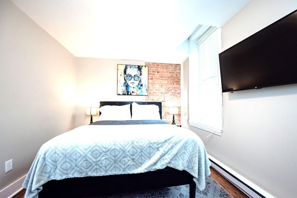 Stylish Historic Apartment - Queen Bed, Fast WiFi, Easy Parking! 5