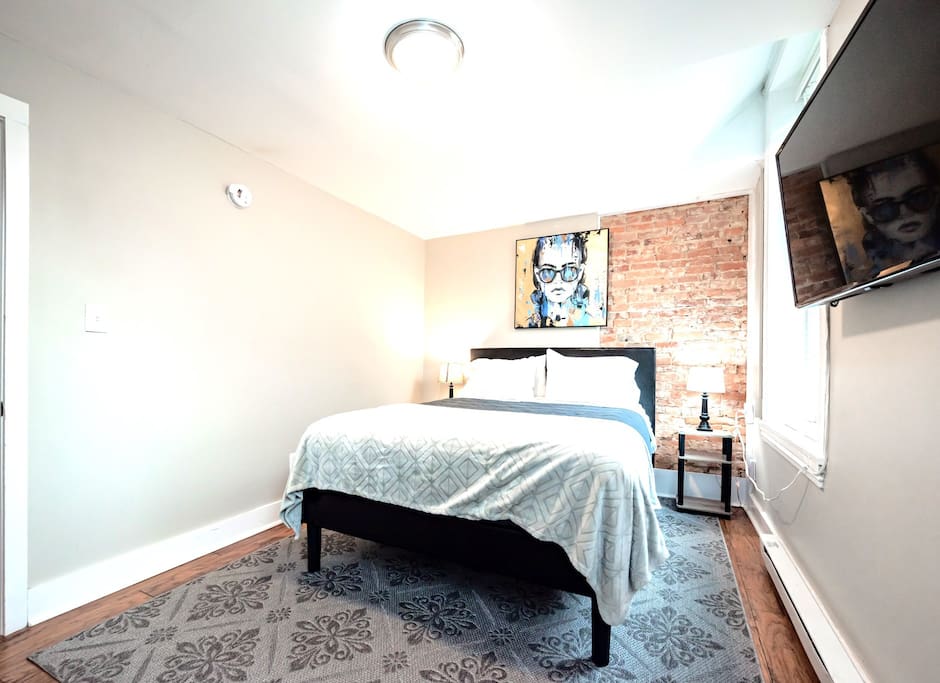 Stylish Historic Apartment - Queen Bed, Fast WiFi, Easy Parking! 6