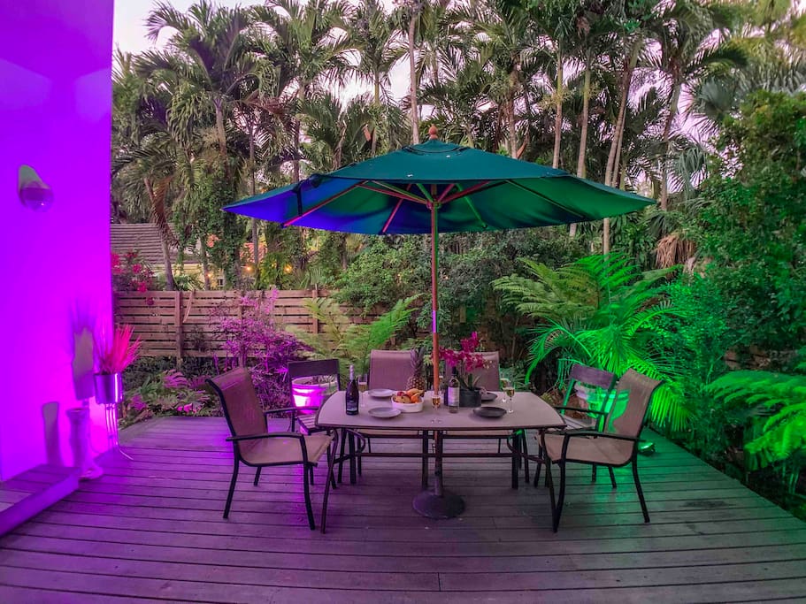 Miami Vice Tropical Villa 🌴 - Photo 2