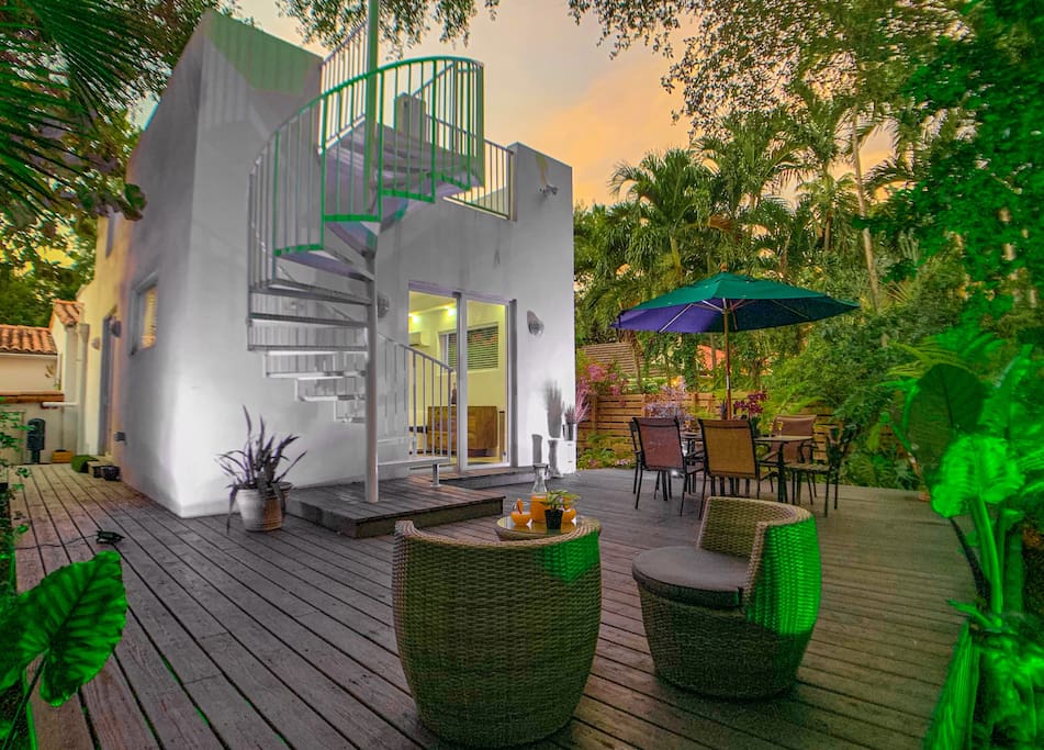 Miami Vice Tropical Villa 🌴 - Photo 1