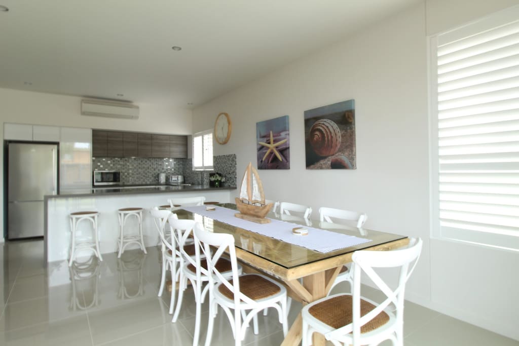 Avalon Apartment - Heart of Huskisson (Free Wifi, Linen, A/C, Netflix & Garage) in Huskisson, 2540