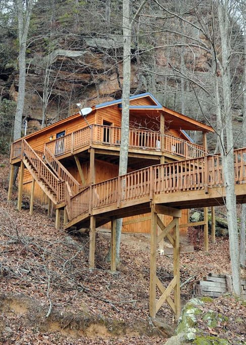 Pet-Friendly Retreat by Rock Wall w/ Hot Tub — Stanton, KY — vacation rental