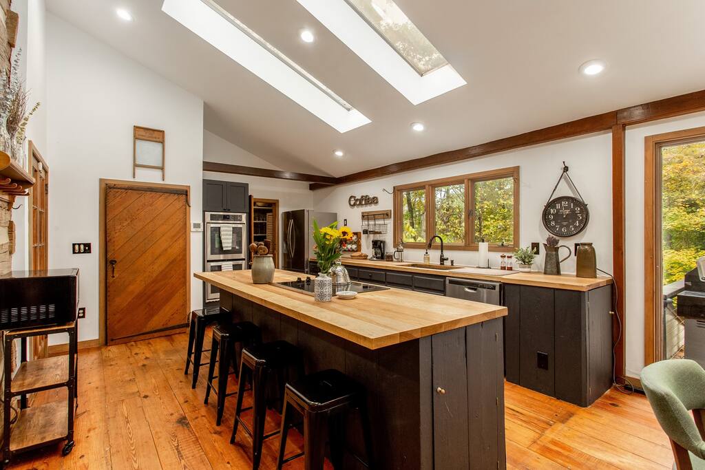 Monthly Stays| Fully Resorted Historic Luxury Cabin| Fireplace — Atlanta, GA — vacation rental
